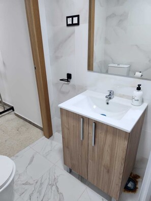 Ducha, artículos de tocador gratuitos, toallas, jabón