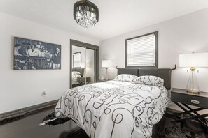 3 عدّة غرف نوم ومكواة/لوح كي وواي فا ي وملاءات أسرّة