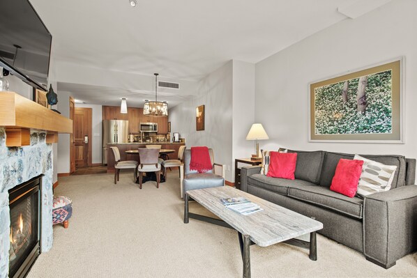 Smart TV, caminetto, lettore DVD