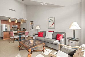 Smart TV, chimenea y reproductor de DVD 