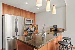 冷蔵庫、電子レンジ、オーブン、コンロ