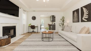 Smart TV, chimenea y oficina