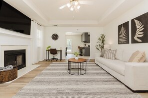 Smart TV, chimenea y oficina