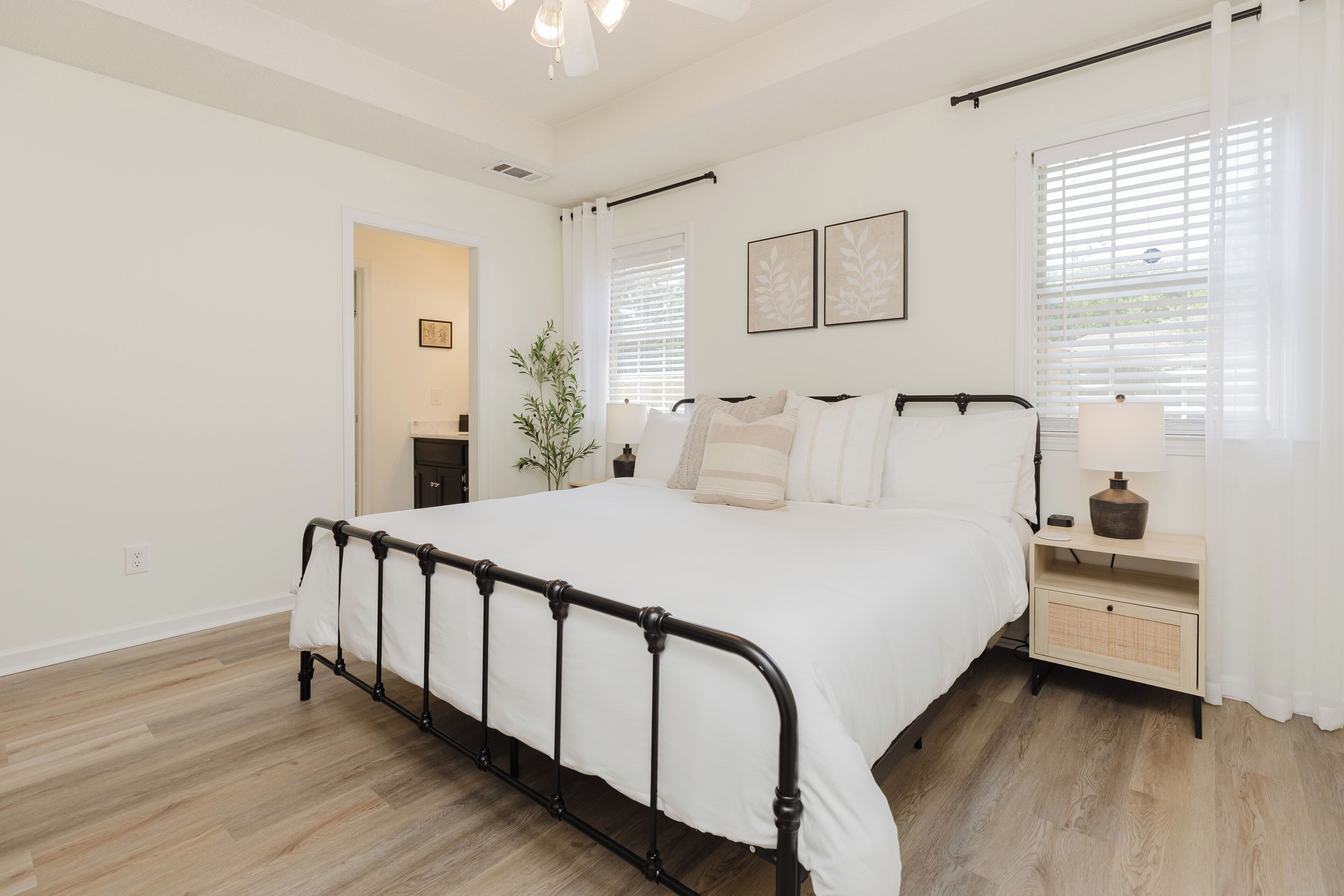 3 chambres, bureau, fer et planche à repasser, lit parapluie