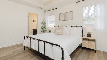 3 soverom, skrivebord, strykejern/-brett og reiseseng for barn