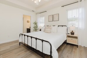 3 habitaciones, escritorio y tabla de planchar con plancha