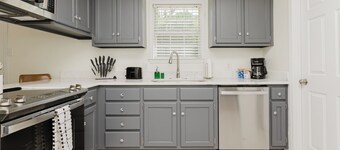 Modern 3 BR | Family & Pet Friendly | Fully Fenced