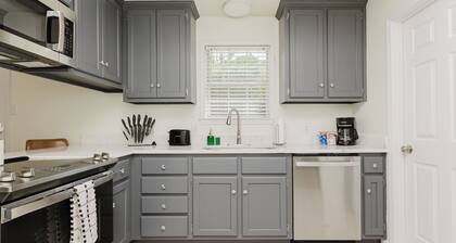 Modern 3 BR | Family & Pet Friendly | Fully Fenced