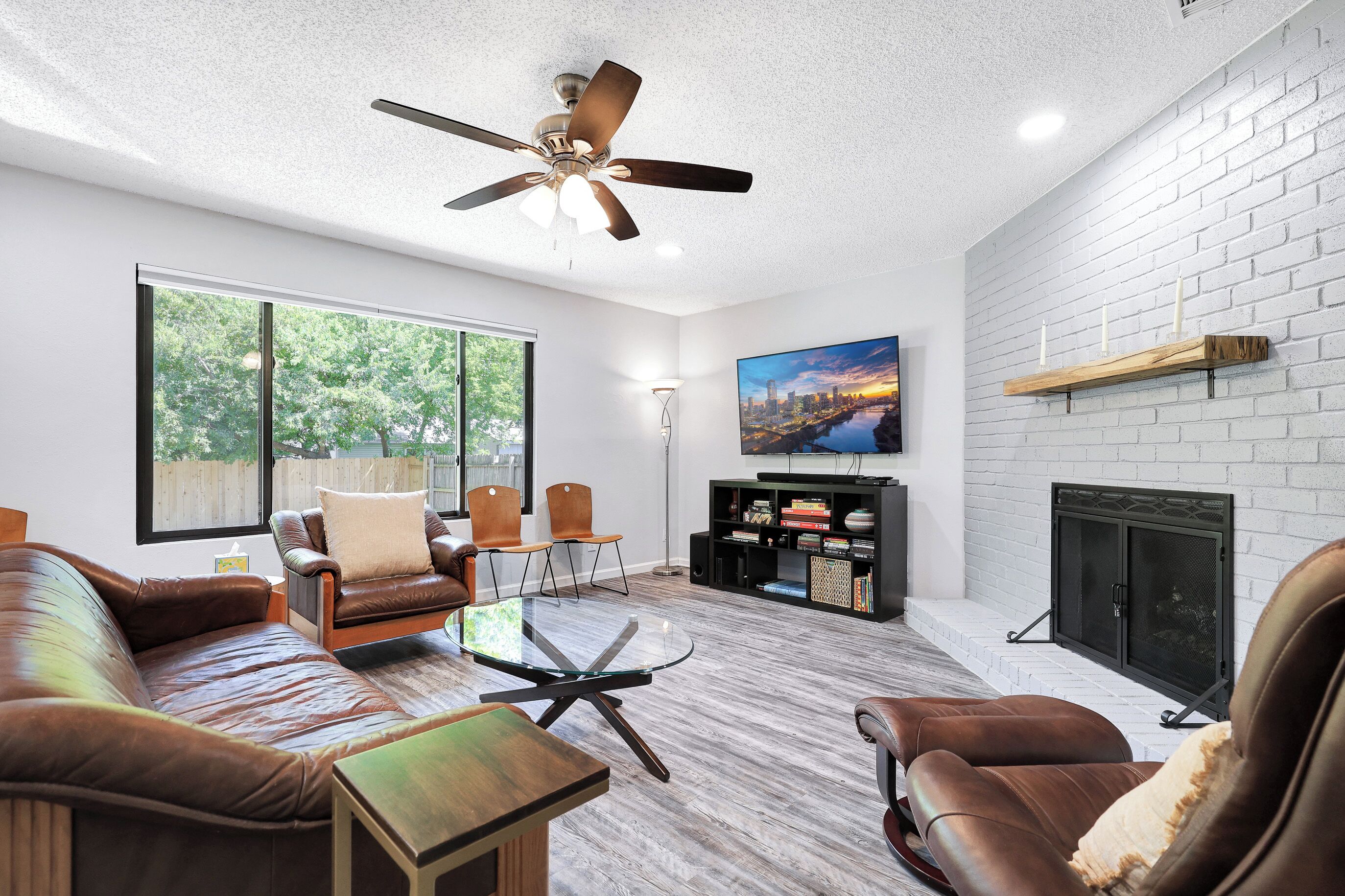 Una Smart TV, una oficina, una pantalla de ordenador