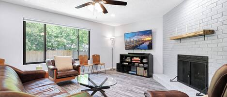 Una Smart TV, una oficina, una pantalla de ordenador