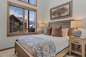 3 bedrooms, iron/ironing board, travel cot, free WiFi - Elevated Stay | Stunning Views (Canmore)