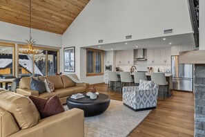 Smart TV, fireplace - Elevated Stay | Stunning Views (Canmore)