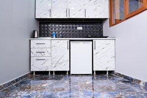 Réfrigérateur, batterie de cuisine, vaisselle et ustensiles