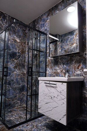 Zuhanyzó, hajszárító, papucsok és törölközők