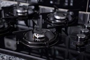 A kitchen with multiple gas stoves. - Pequena Casa Apart (Istanbul)