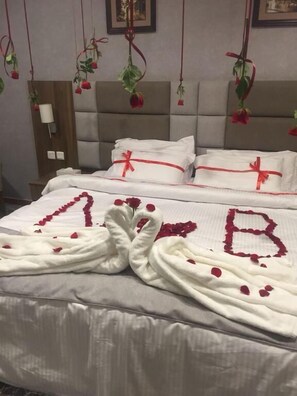 In-room safe, blackout drapes, soundproofing, iron/ironing board - Delights Inn - Green Oasis Hotel (Madinah)