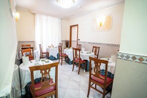 Free daily continental breakfast  - TICHE (Rome)
