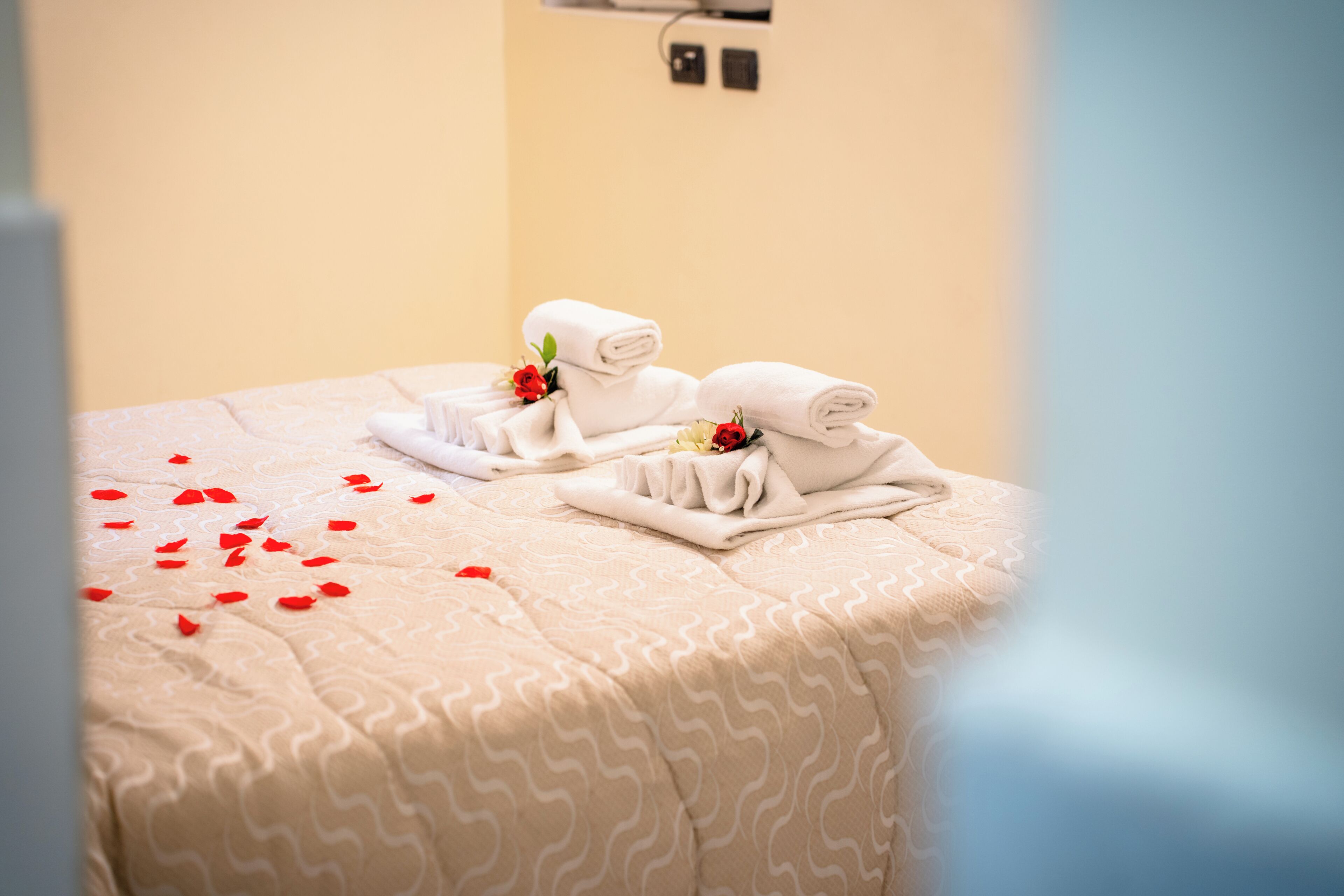 Desk, soundproofing, free WiFi