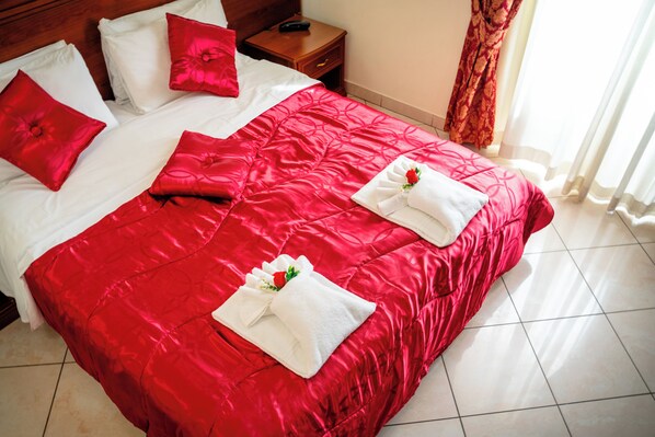 Basic Double or Twin Room | Desk, soundproofing, free WiFi - TICHE (Rome)