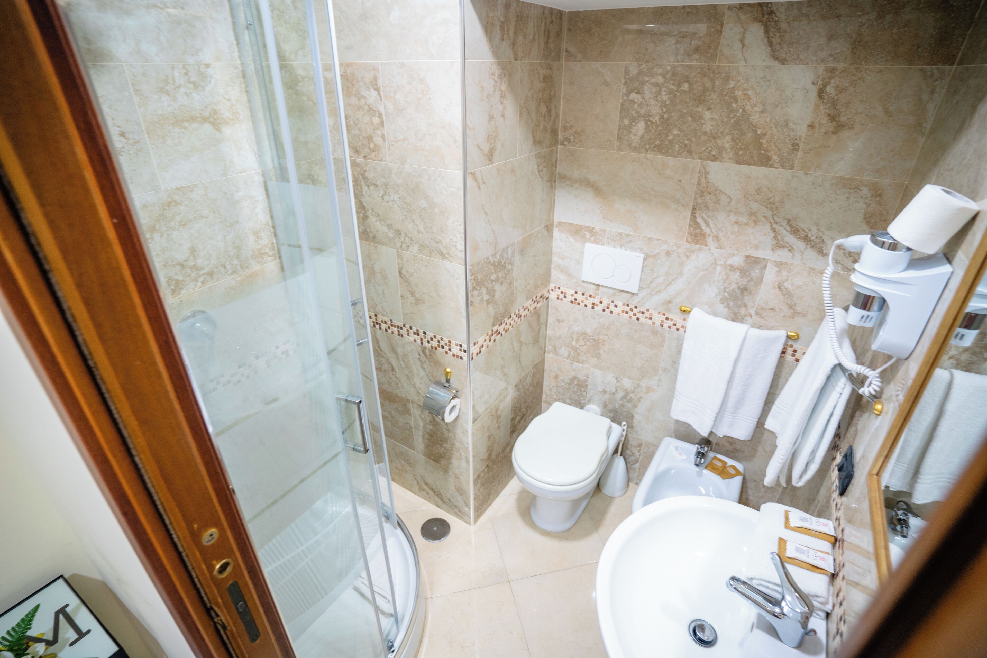 Douche, séchoir à cheveux, serviettes fournies, savon