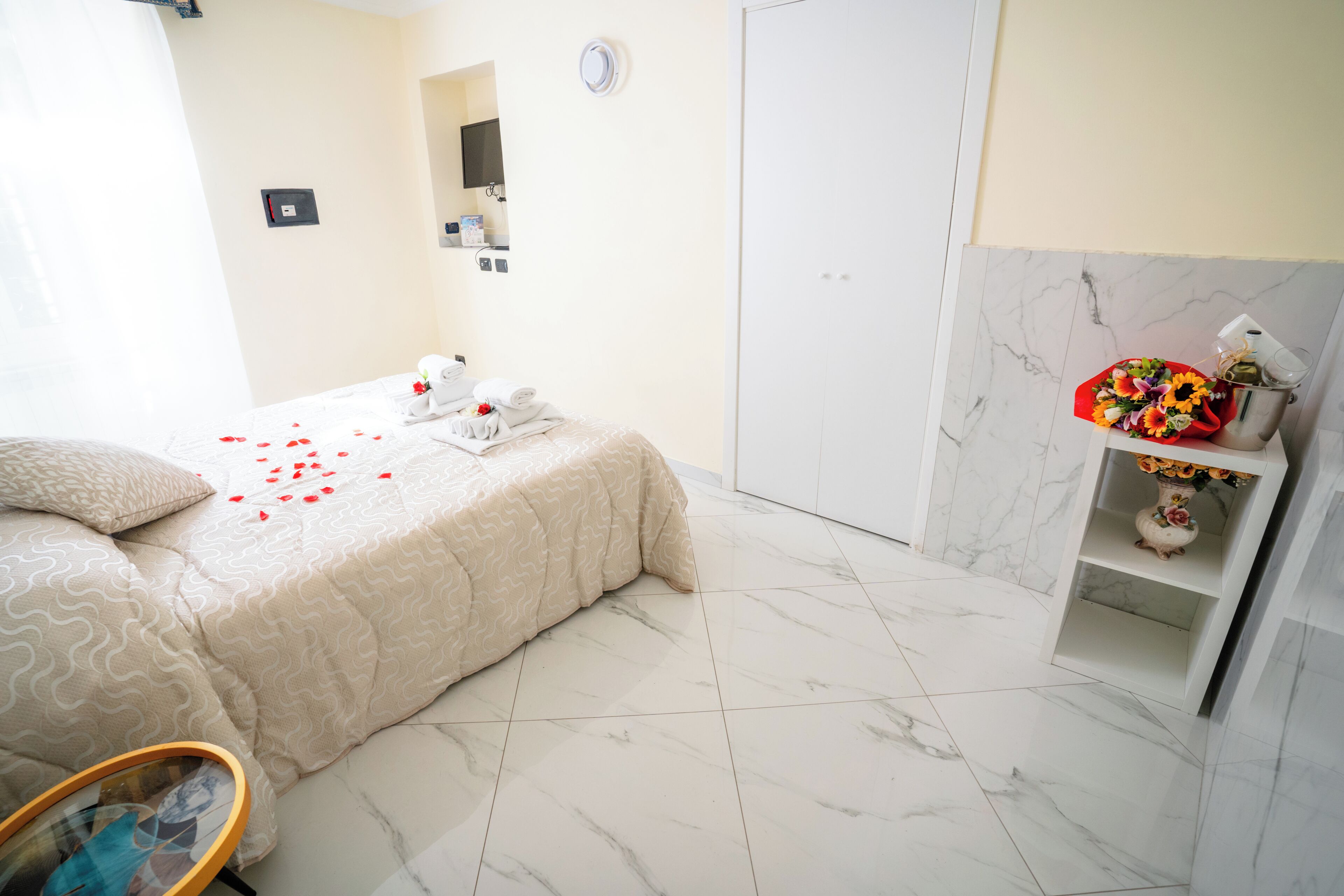 Ein Hotelzimmer mit Bett, Bad und Marmorboden.