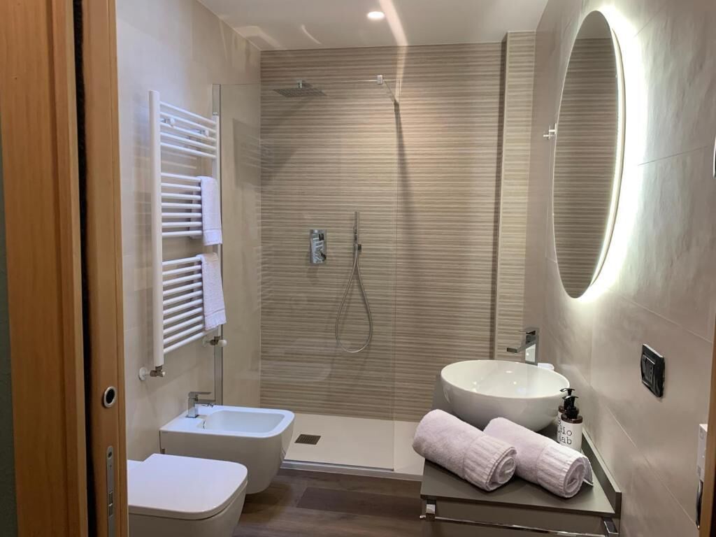 Doccia, asciugacapelli, bidet, asciugamani