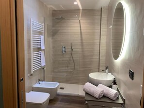 シャワー、ヘアドライヤー、ビデ、タオル