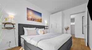 2 soverom, skrivebord, strykejern/-brett og reiseseng for barn