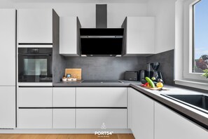 Fridge, oven, stovetop, dishwasher - FW Seestern - high-quality and ultra-modern temporary apartment for two (Heiligenhafen)