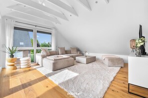 TV - FW Seestern - high-quality and ultra-modern temporary apartment for two (Heiligenhafen)