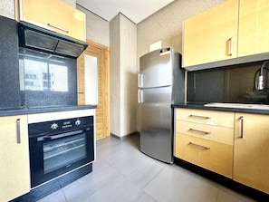 Appartement | Cuisine privée | Réfrigérateur, micro-ondes, four, plaque de cuisson