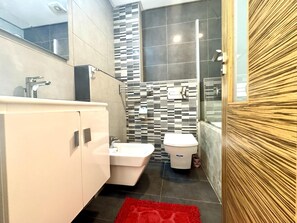 อพาร์ทเมนท์ | ห้องน้ำ | ฝักบัวในอ่างอาบน้ำ, อ่างอาบน้ำแบบแช่ตัว, ไดร์เป่าผม, ผ้าเช็ดตัว