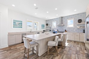 冰箱、微波炉、烤箱、炉灶