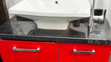 Haartrockner, Handtücher, Seife, Shampoo