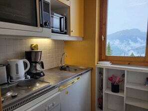 Kylskåp, ugn, diskmaskin och kaffe- och tebryggare