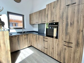 Mikrowelle, Ofen, Geschirrspüler, Wasserkocher mit Kaffee-/Teezubehör