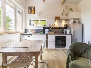 Fridge, microwave, oven, coffee/tea maker