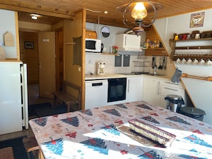 Kylskåp, mikrovågsugn, ugn och diskmaskin