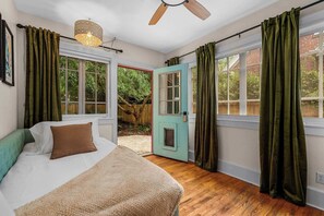3 bedrooms, iron/ironing board, travel cot, WiFi - The Gallery at Duckpond | Backyard • Historic (Gainesville)