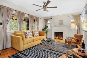 TV, offices - The Gallery at Duckpond | Backyard • Historic (Gainesville)