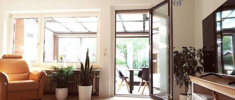 Una Smart TV, una chimenea, libros