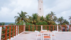A lighthouse with a red railing and white chairs on a terrace. - Triton Dondra (Dondra)