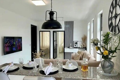 Apt - Sleeps 4 - Balcony - Pool - Parking