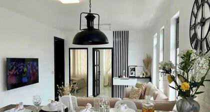 Apt - Sleeps 4 - Balcony - Pool - Parking