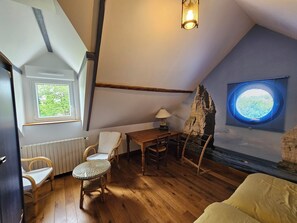 5 bedrooms, iron/ironing board, bed sheets