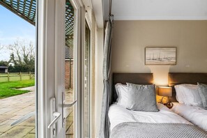 House | 2 bedrooms, desk, free WiFi, bed sheets - Chickens, Local Pubs and Country Walks! (Canterbury)