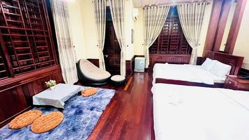 Familjerum för fyra - utsikt mot staden | Sängtillbehör av högsta kvalitet, memory foam-madrasser och skrivbord