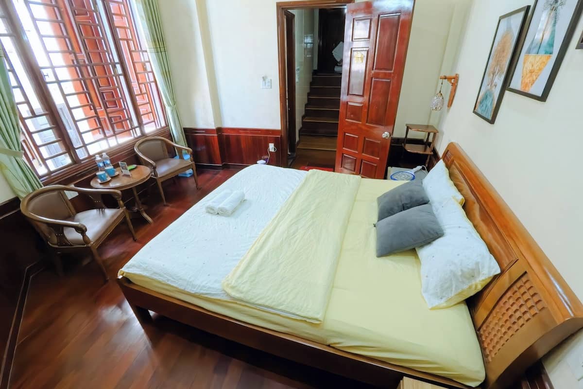 Habitación doble Confort | Ropa de cama de alta calidad, camas con efecto memoria y escritorio 