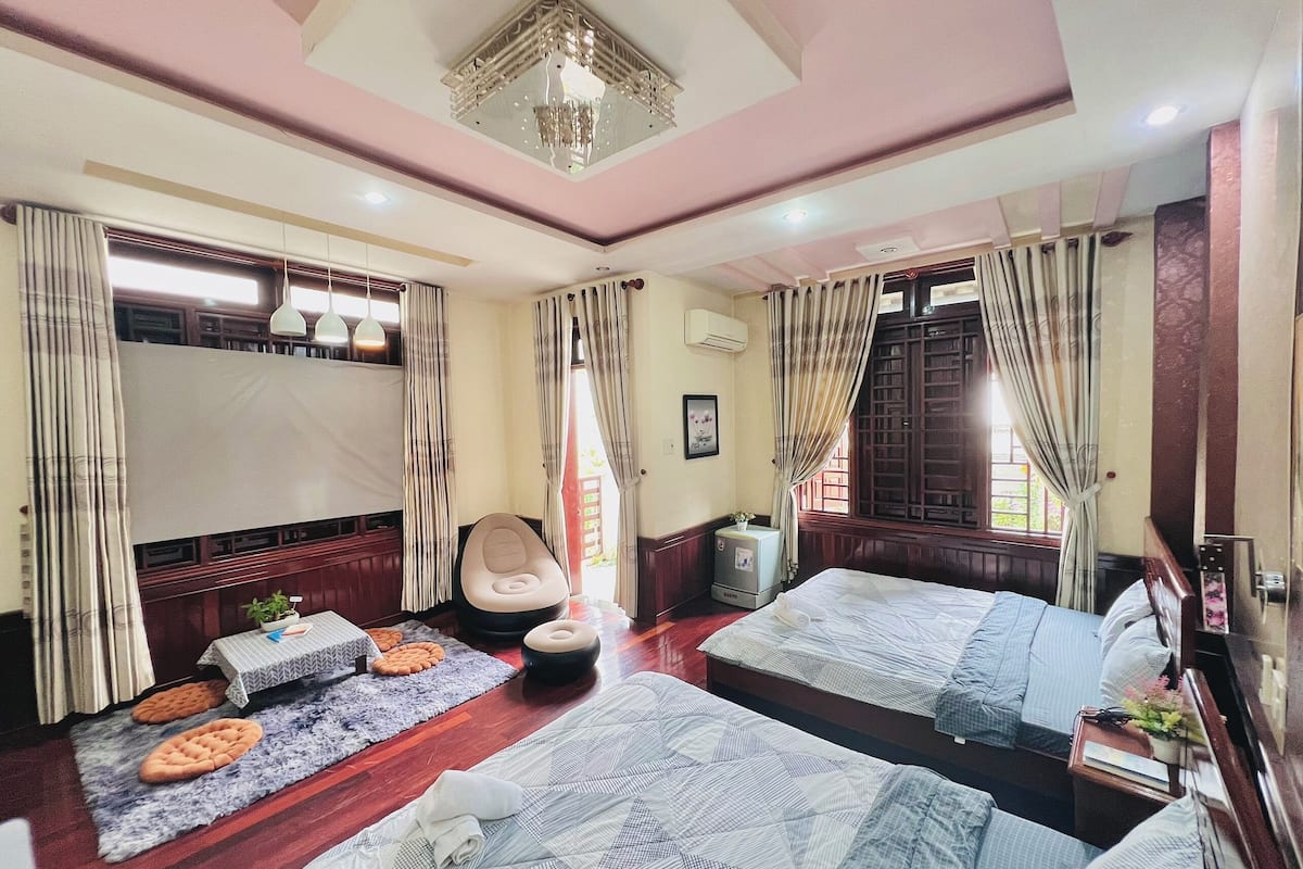Habitación cuádruple familiar, vistas a la ciudad | Ropa de cama de alta calidad, colchones viscoelásticos, escritorio