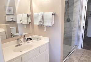 Shower, hair dryer, towels - First Floor..Mountain Views..Next to WestWorld (Scottsdale)